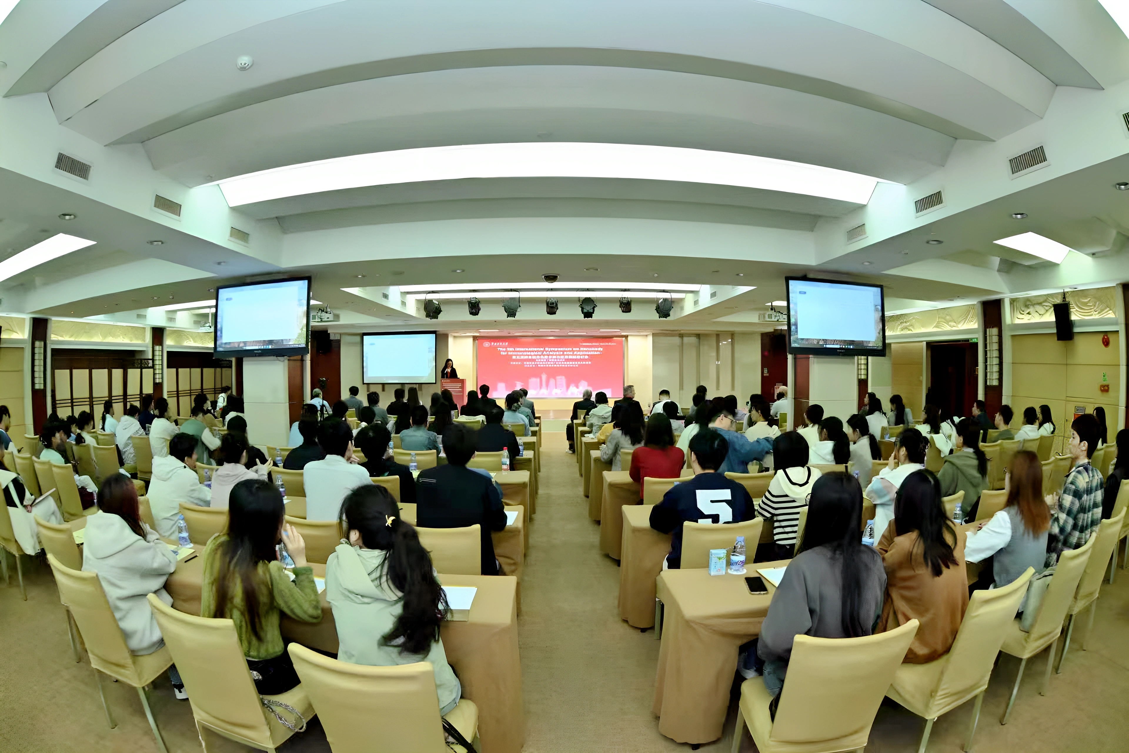 11月14日至16日,由华南农业大学主办的第五届纳米抗体免疫分析与应用国际研讨会在广州落幕。会议聚焦全球纳米抗体研究前沿,来自国内外知名高校及科研院所的纳米抗体领域专家学者参会。华农副校长仇荣亮出席会议并致辞。 11月14日至16日,由华南农业大学主办的第五届纳米抗体免疫分析与应用国际研讨会在广州落幕。会议聚焦全球纳米抗体研究前沿,来自国内外知名高校及科研院所的纳米抗体领域专家学者参会。华农副校长仇荣亮出席会议并致辞。